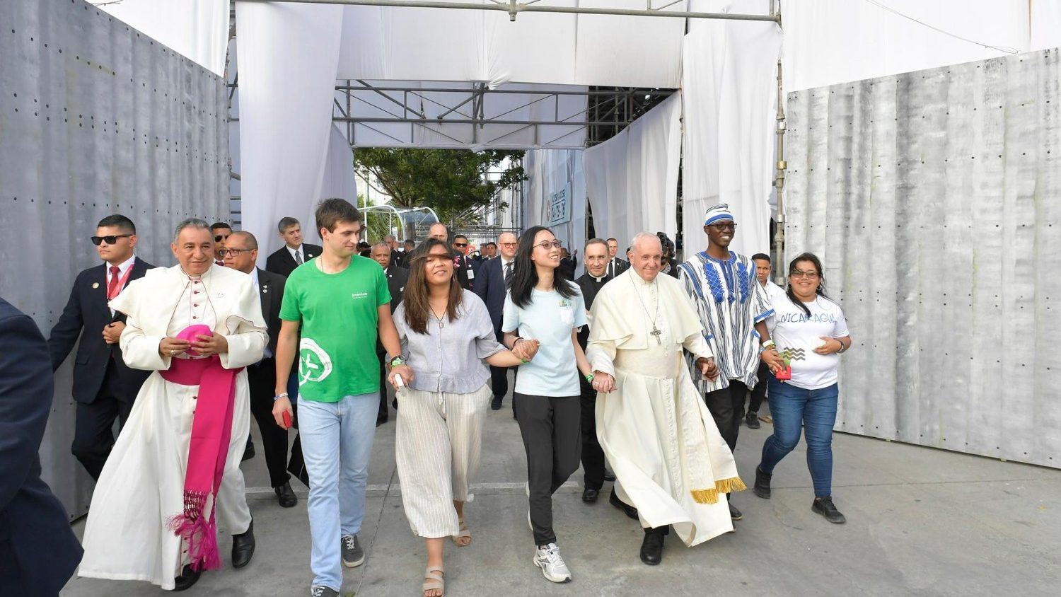 El Vaticano aplaza un año el Encuentro Mundial de las Familias y la Jornada Mundial de la Juventud