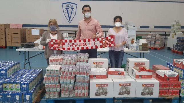 La Peña ‘Sevillistas en Xerez’ dona mil kilos de productos de alimentación