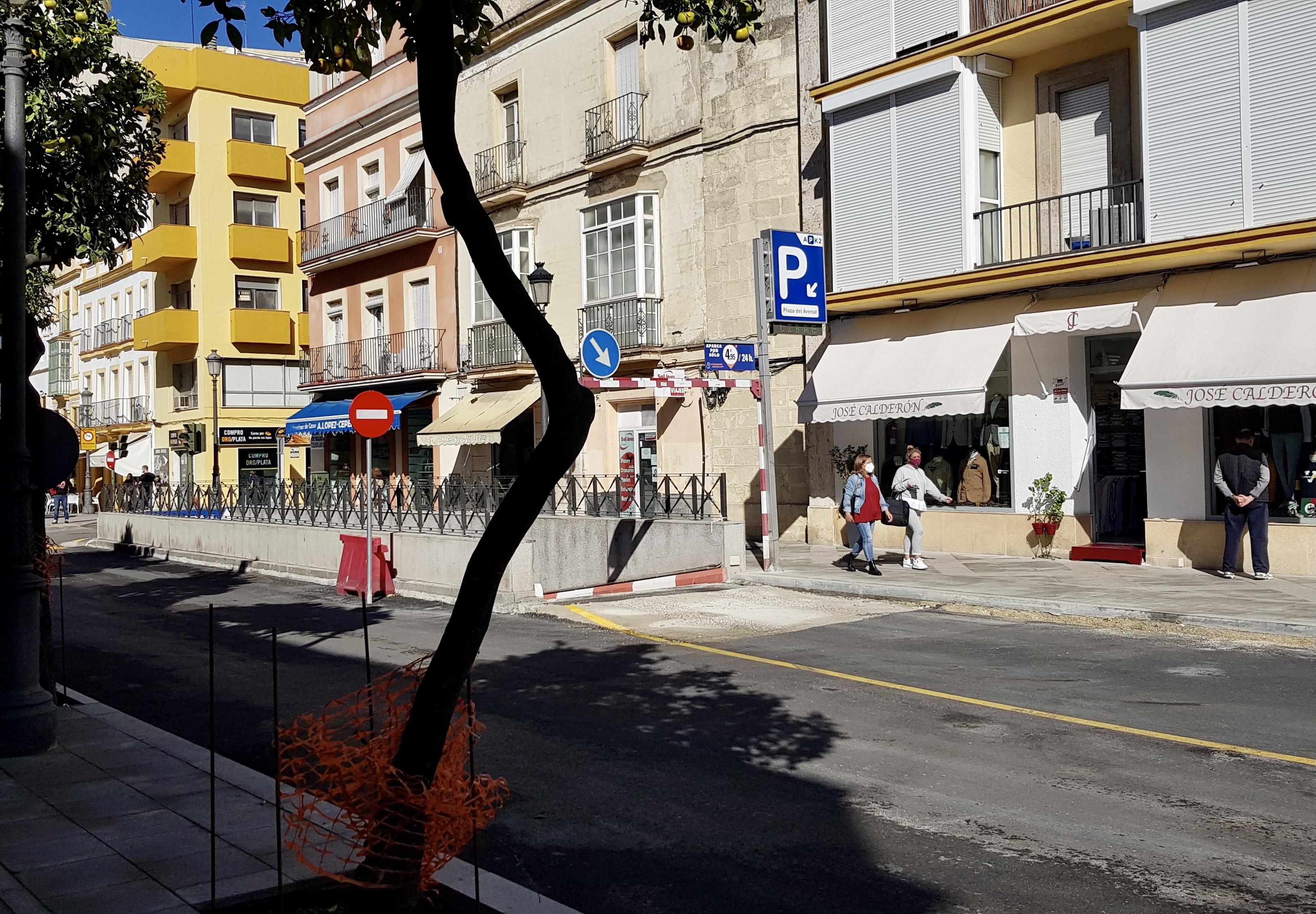 Reabre al tráfico el eje de la plaza Esteve tras las obras