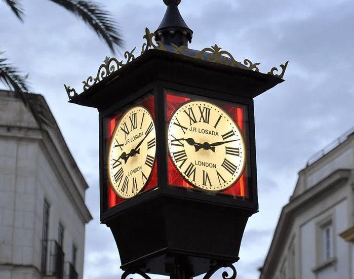 Vuelve el Reloj de Losada a la Plaza del Arenal
