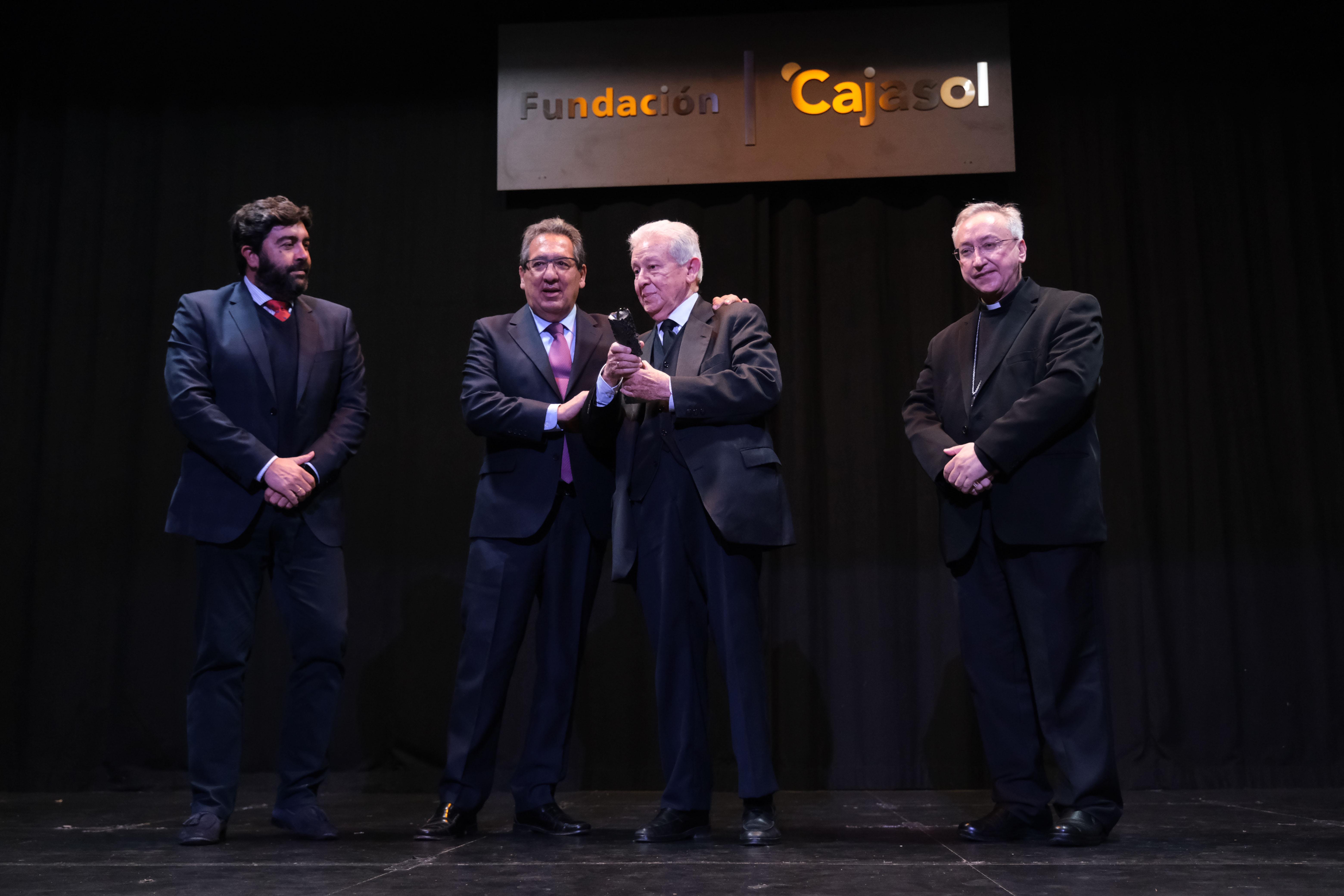 ﻿La Fundación Cajasol entregó el premio “Gota a Gota” al periodista Andrés Cañadas Machado