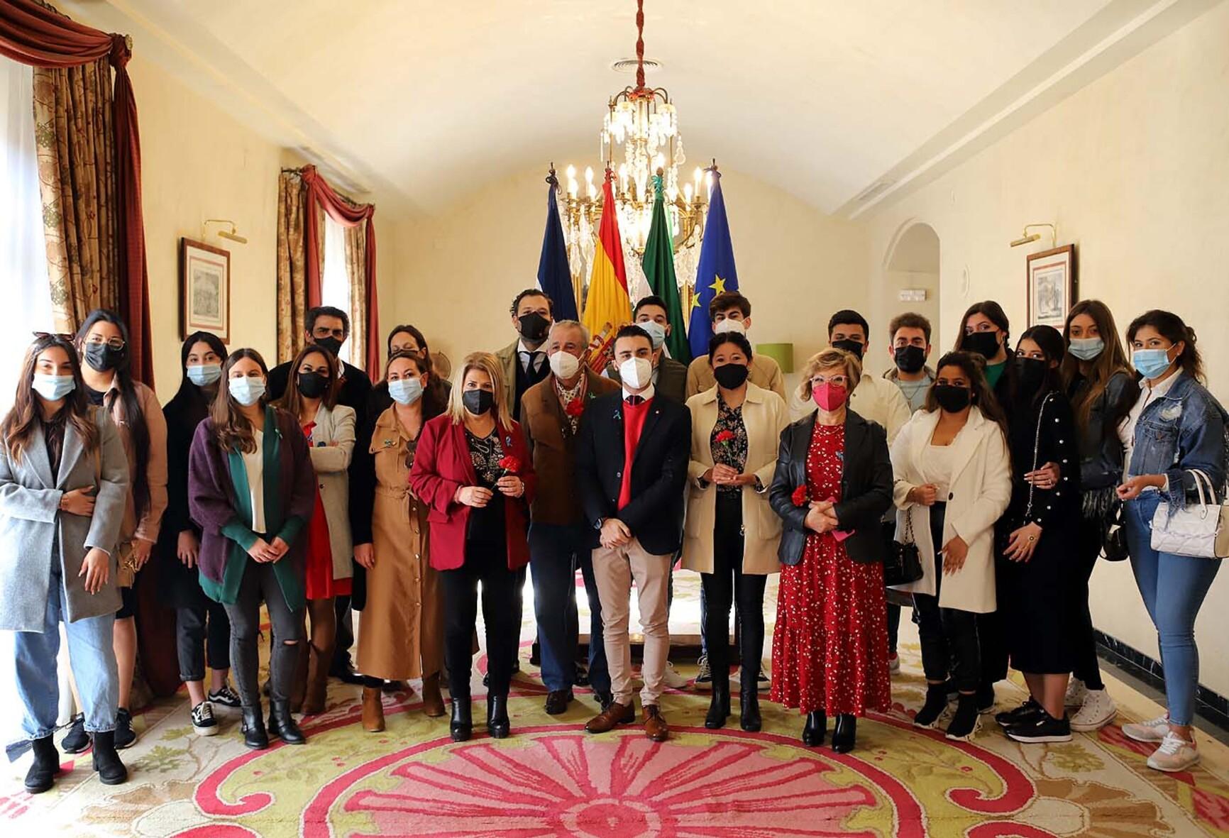 Jerez celebra el Día del Pueblo Gitano con la colocación de la bandera romaní en el Ayuntamiento