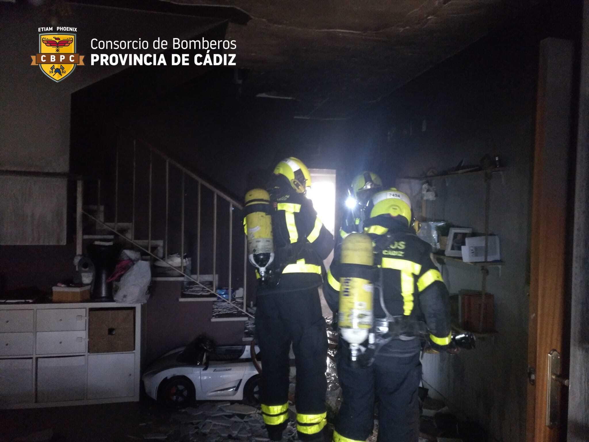 Un aparatoso incendio en una vivienda de Jerez acaba con un gato fallecido y numerosos destrozos