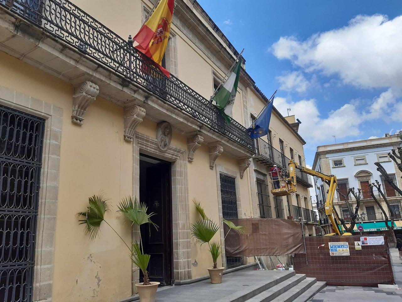 El Ayuntamiento de Jerez invierte casi 21.700 euros en obras de mejora en su fachada
