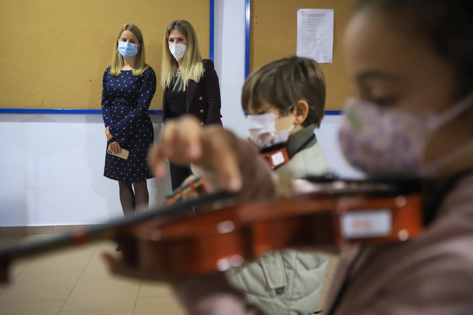 Ana Mestre visita el Conservatorio de Jerez, donde 48 alumnos se forman en el curso de la de la Fundación Barenboim-Said
