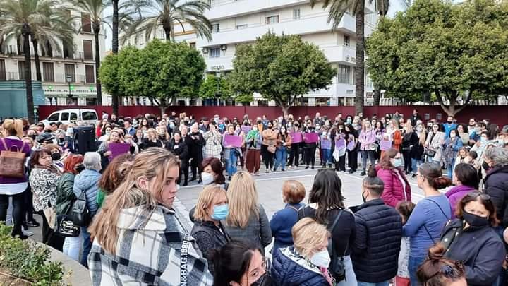 Concentración en la Plaza del Arenal de Jerez tras quedar en libertad el agresor de una menor