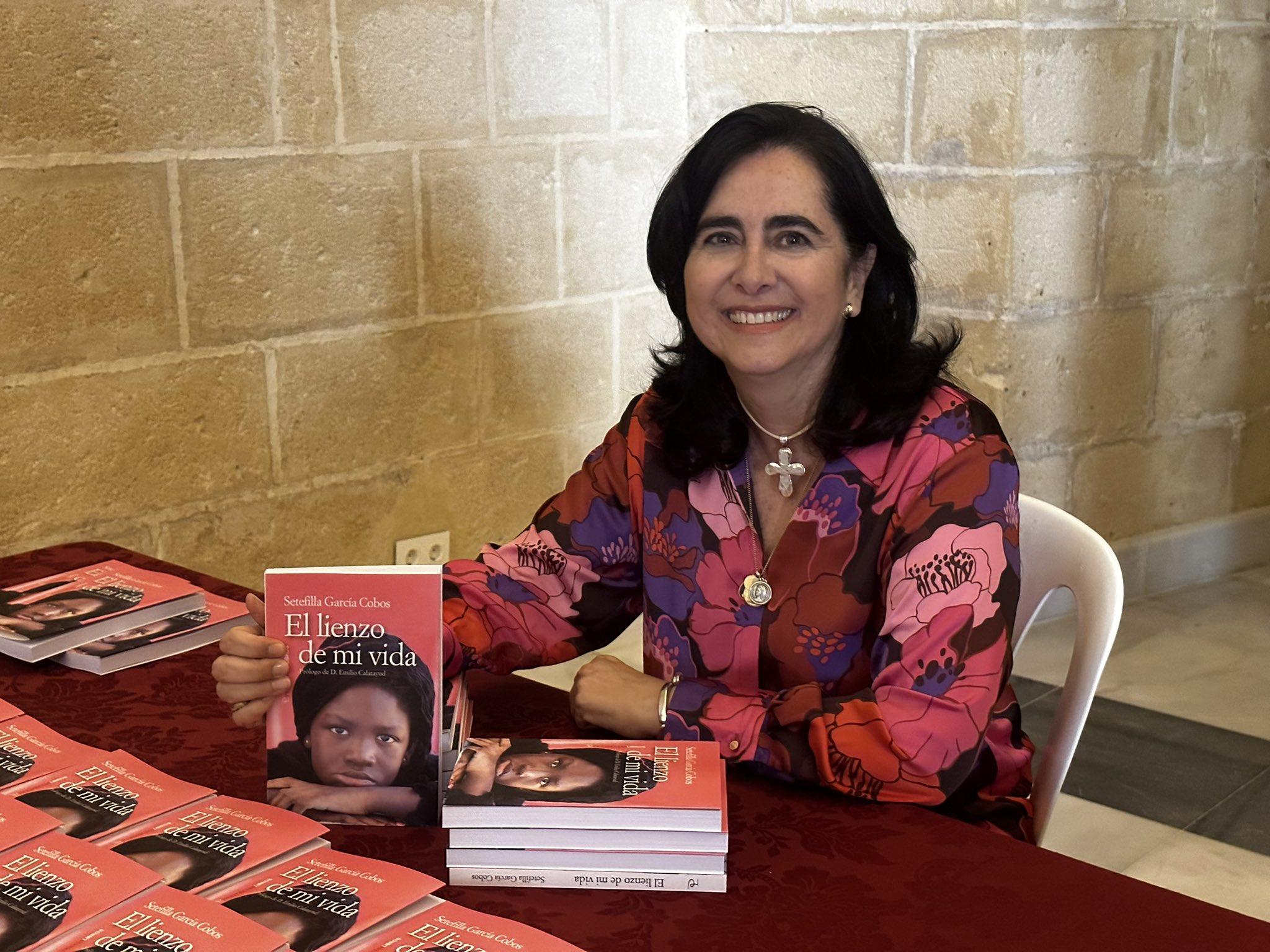 Setefilla García Cobos presenta en Jerez su libro 'El lienzo de mi vida' y logra agotar la primera edición