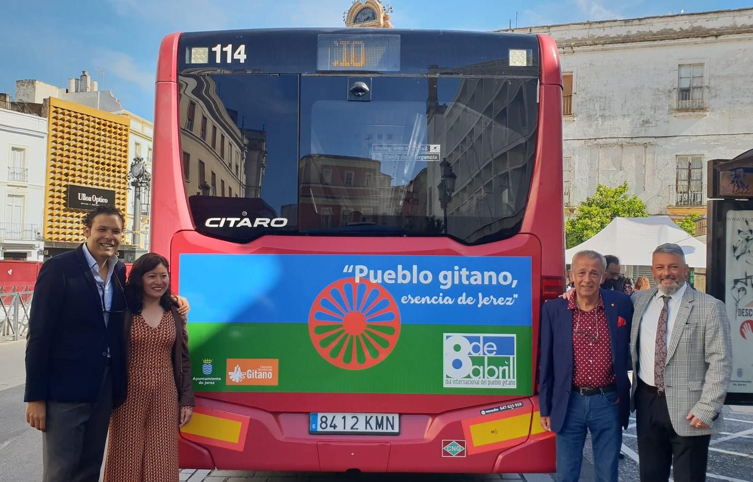 Los autobuses urbanos de Jerez conmemoran el Día Internacional del Pueblo Gitano