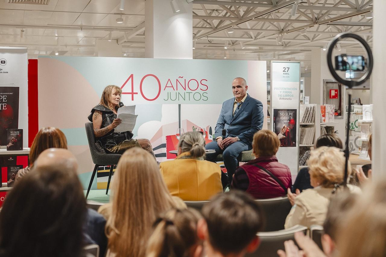 Antonella presentó la novela romántica 'No supe amarte' en Jerez