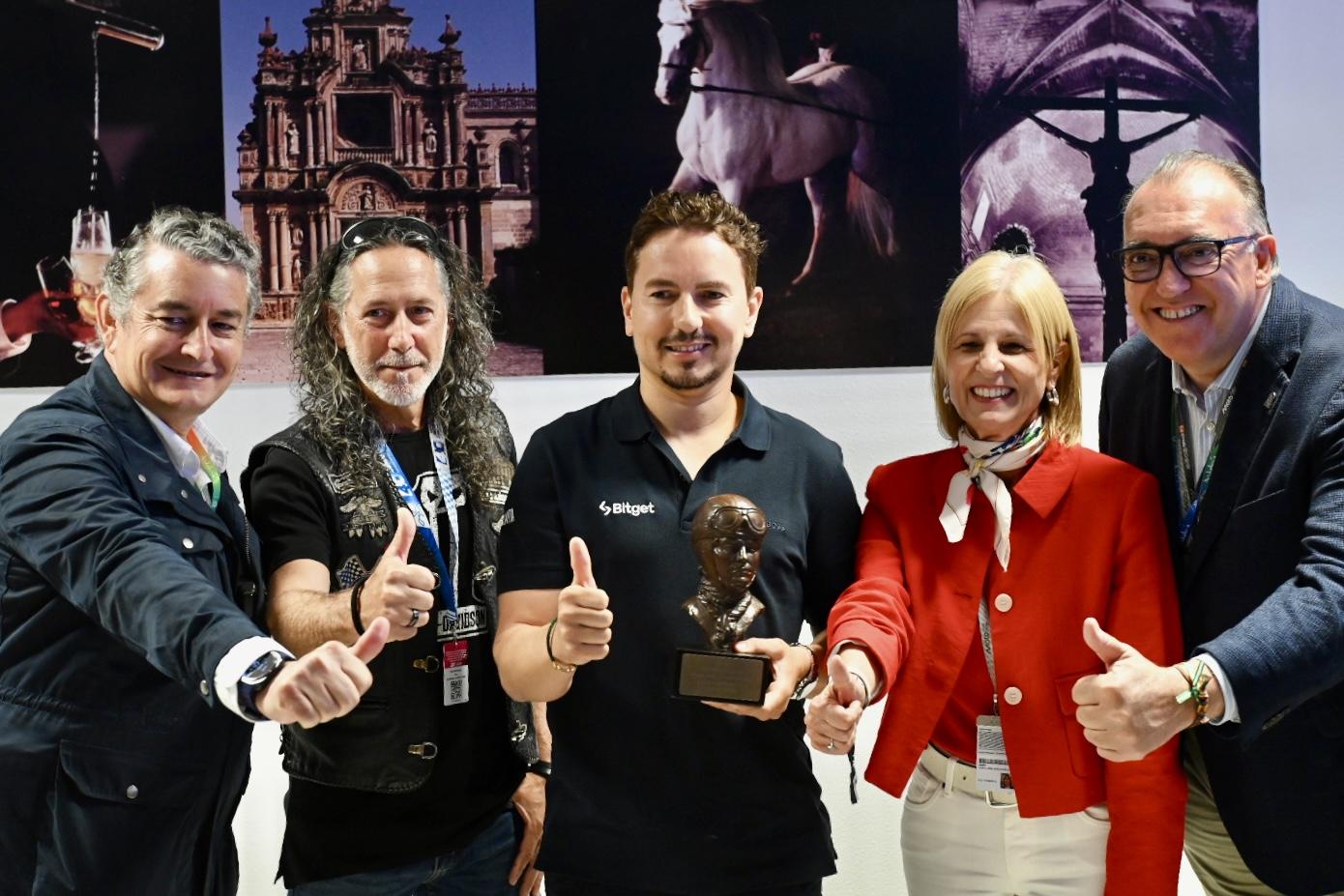 El expiloto Jorge Lorenzo recibe de manos de la alcaldesa el Premio del Motor Ciudad de Jerez 2026