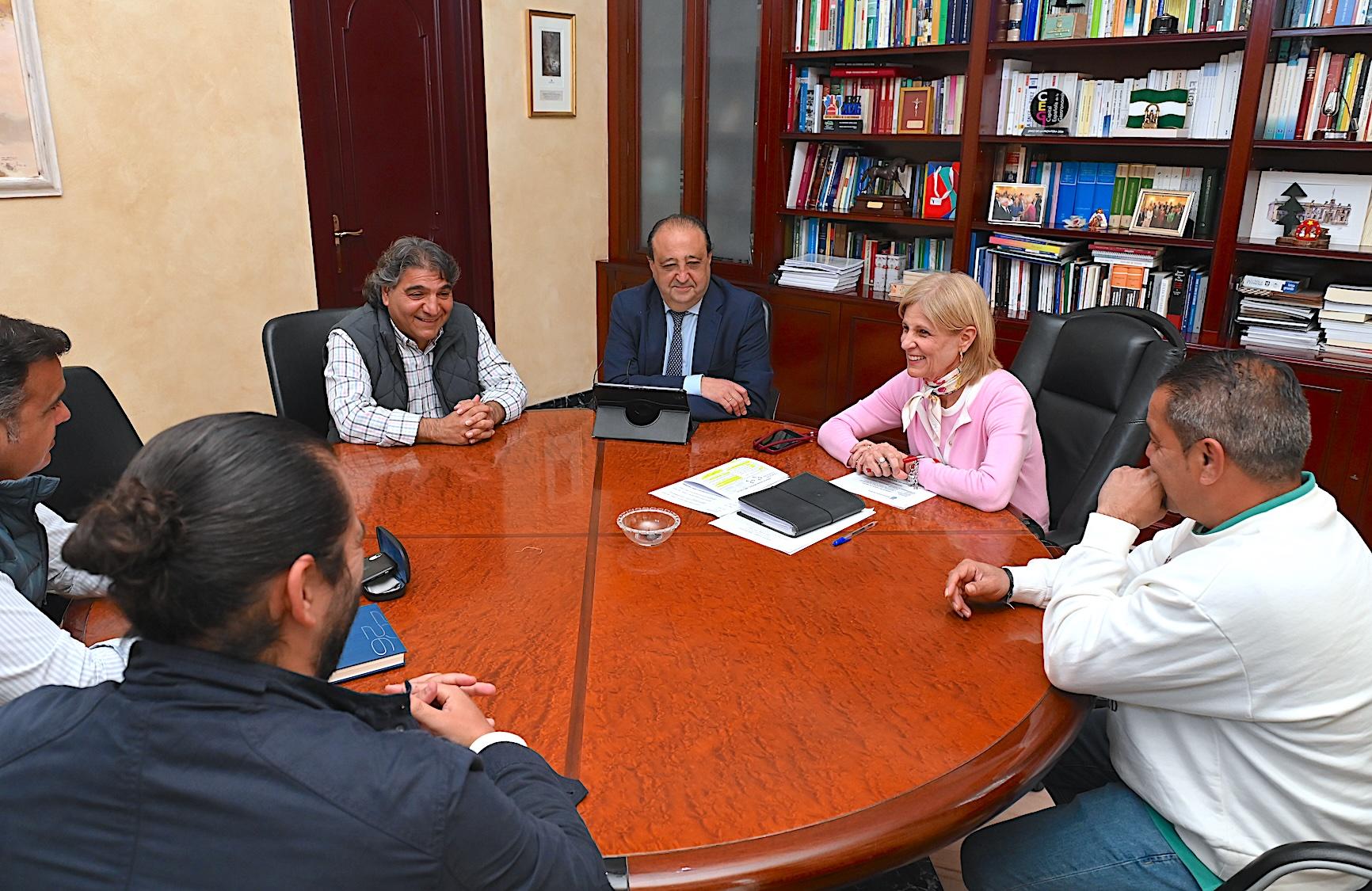 Encuentro con la familia de "El Mijita" en el Ayuntamiento de jerez para preparar su homenaje