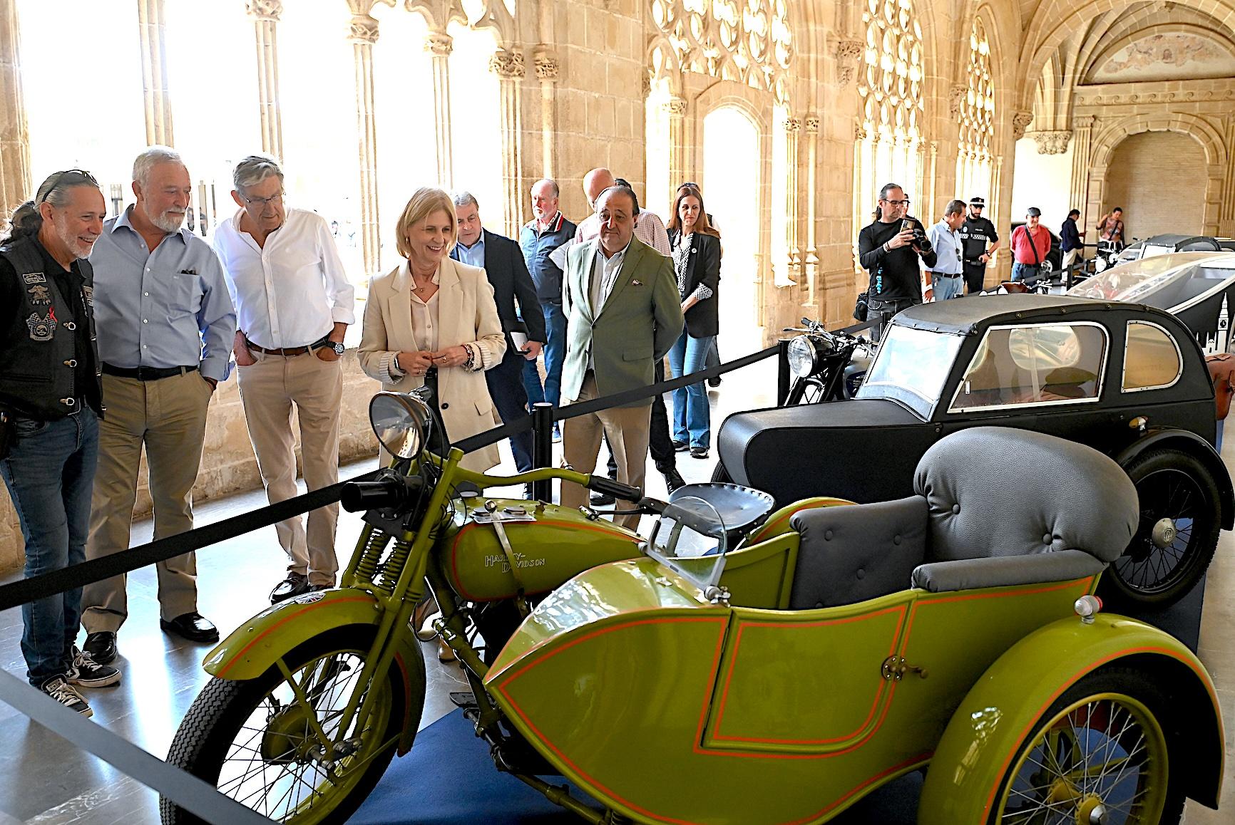 Exposición de motos y coches de coleccionista en Los Claustros de Santo Domingo de Jerez