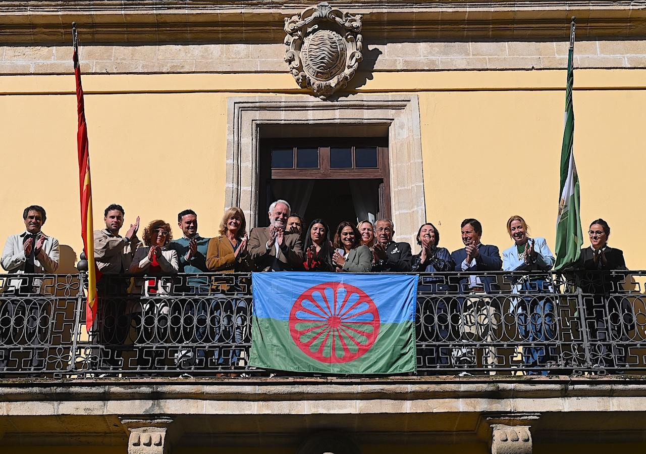 Jerez conmemora el Día Internacional del Pueblo Gitano colocando su bandera en el Ayuntamiento