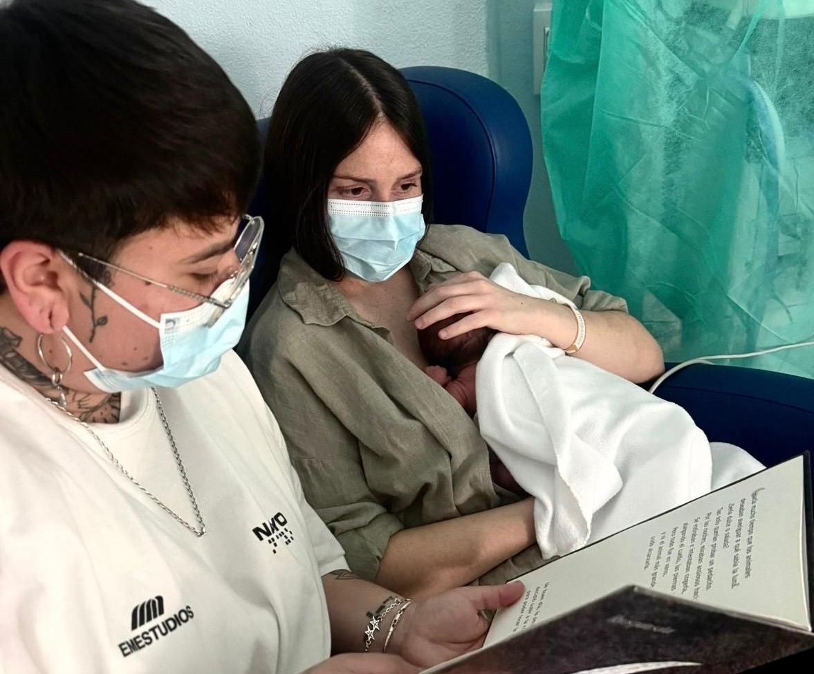 El Hospital de Jerez anima a madres y padres a leer a sus bebés en la UCI Neonatal 
