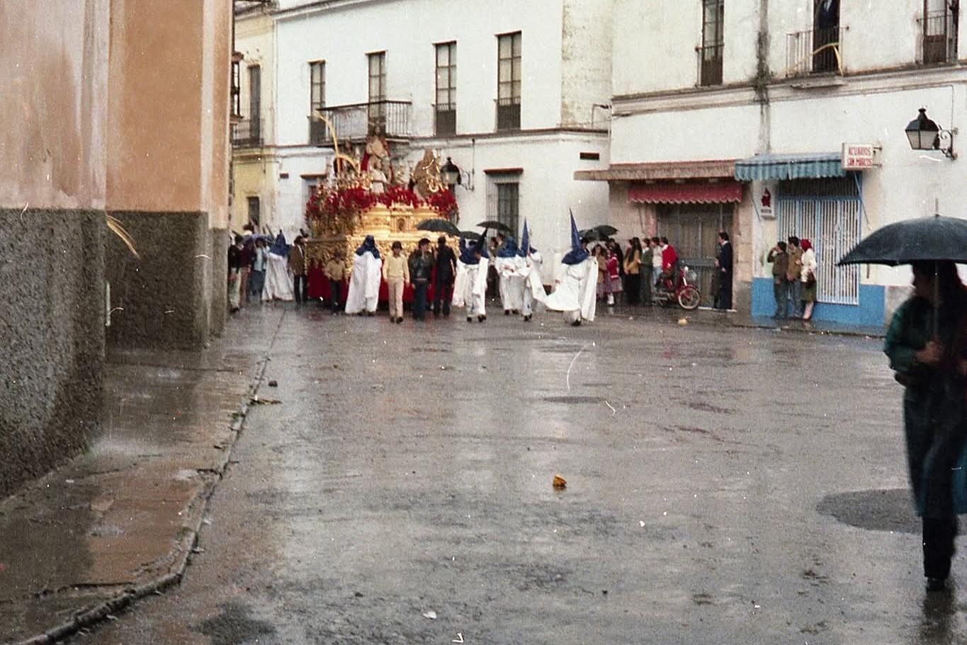 Arqueología cofradiera: la Borriquita bajo la luvia en 1982