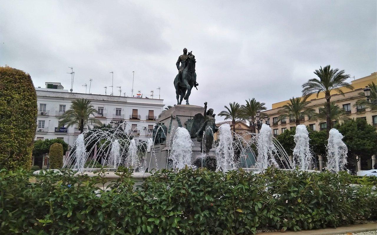 Aumesquet (Vox), sobre el reciente ataque con pintura al monumento del Arenal: “Estos terroristas callejeros son violentos y además analfabetos”