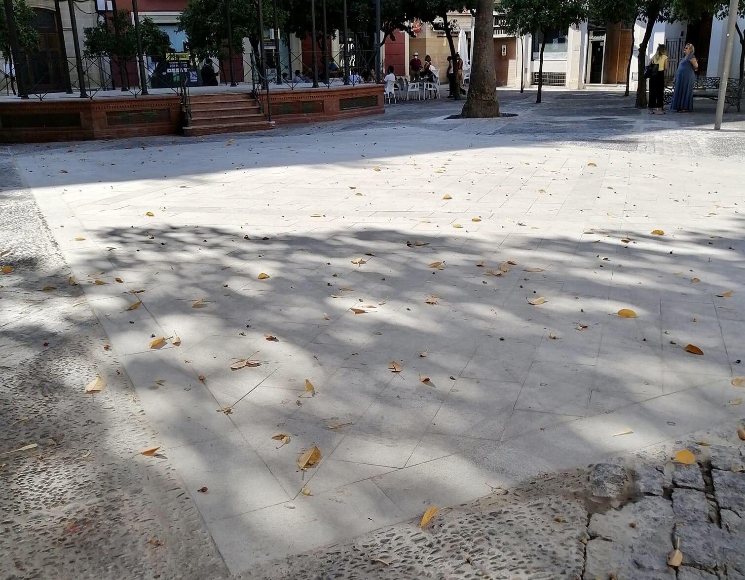 Indignación tras culminar la pista de baile de la Alameda del Banco: 187 euros el metro cuadrado por allanar el suelo con losas