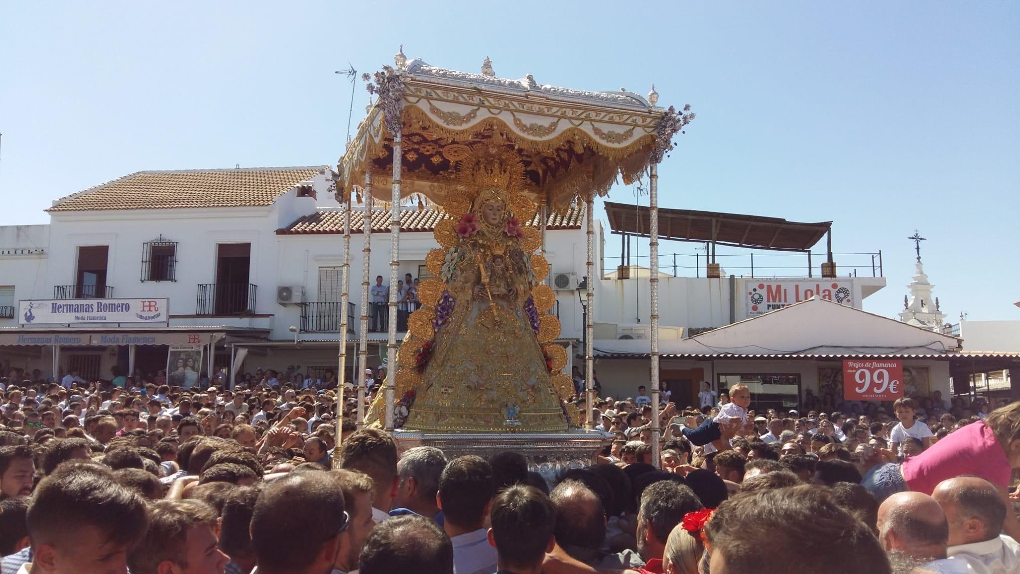 Suspendida la procesión de la Virgen del Rocío por la rotura de una de sus  andas