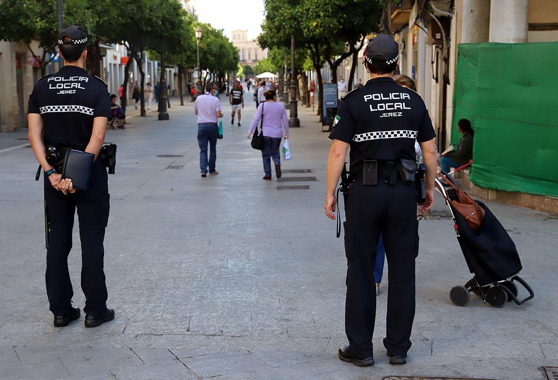 La Policía Local detiene a dos ladrones que robaron con violencia un bolso en el centro de Jerez