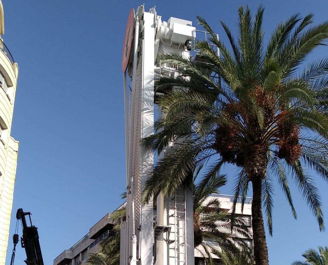 La enésima chapuza del Ayuntamiento de Mamen Sánchez: obligan a cortar palmeras del Arenal para encajar una noria