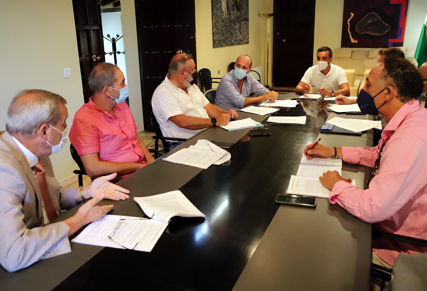 El Ayuntamiento de Jerez presenta a los hosteleros el borrador de la nueva ordenanza de veladores