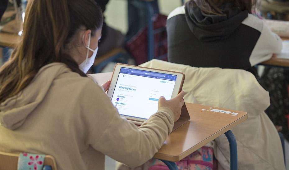 El Gobierno andaluz completa el reparto de casi 100.000 ordenadores portátiles en más de 3.800 centros educativos