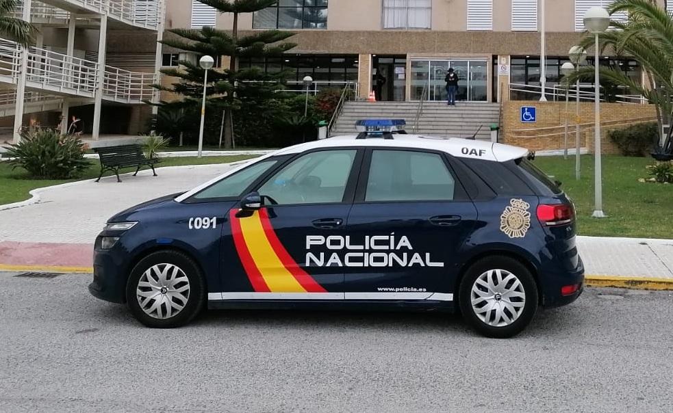 Detenido en Jerez un hombre con dos órdenes de ingreso en prisión tras esconderse en un bar
