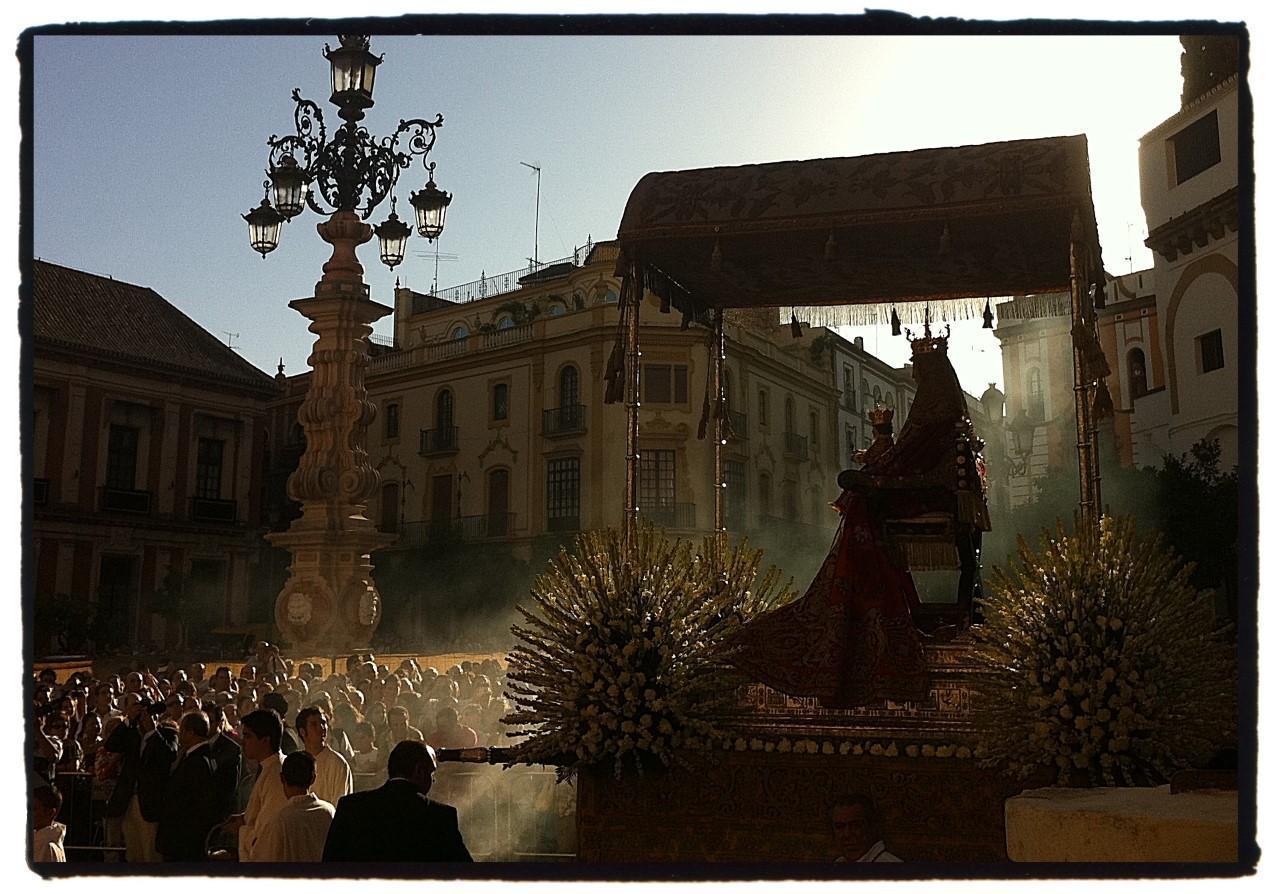 Grupo devocional en Jerez para la Virgen de los Reyes