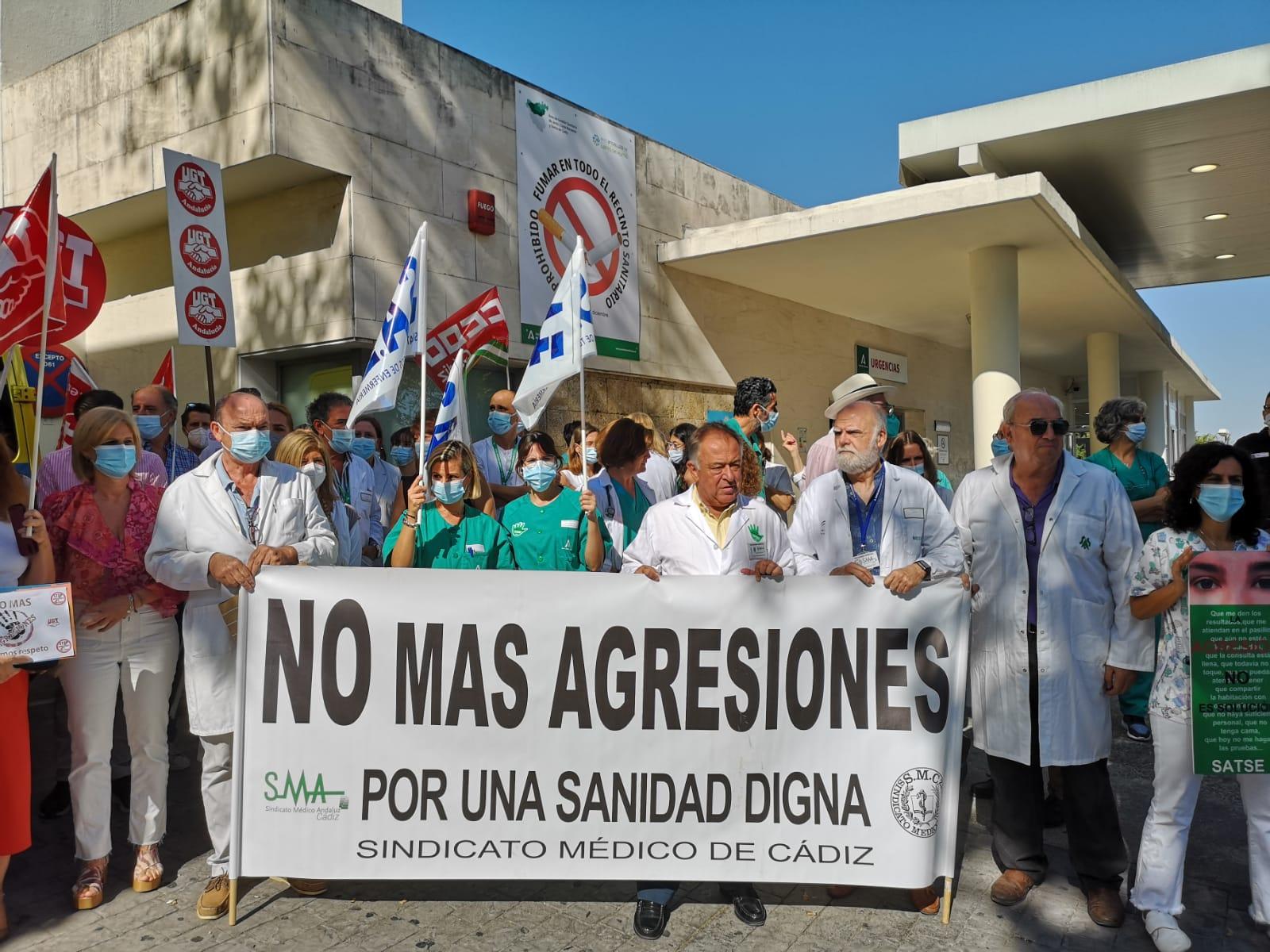 Concentración contra la violencia a las puertas del Hospital de Jerez