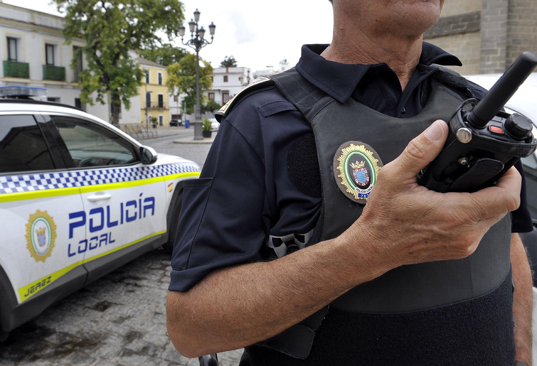 La Policía Local de Jerez detiene a un hombre por robo en vehículo y a otras tres personas por delitos contra la seguridad vial