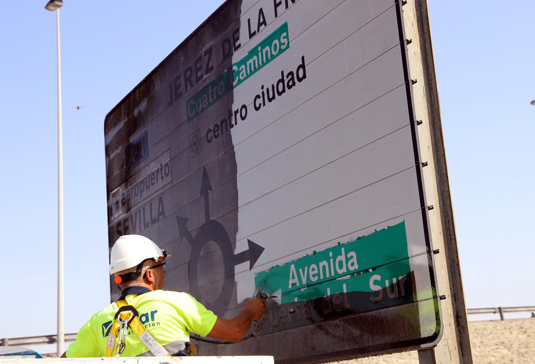 El Gobierno de Jerez encara la fase final de limpieza de las señales de tráfico en los accesos desde El Puerto y Sanlúcar