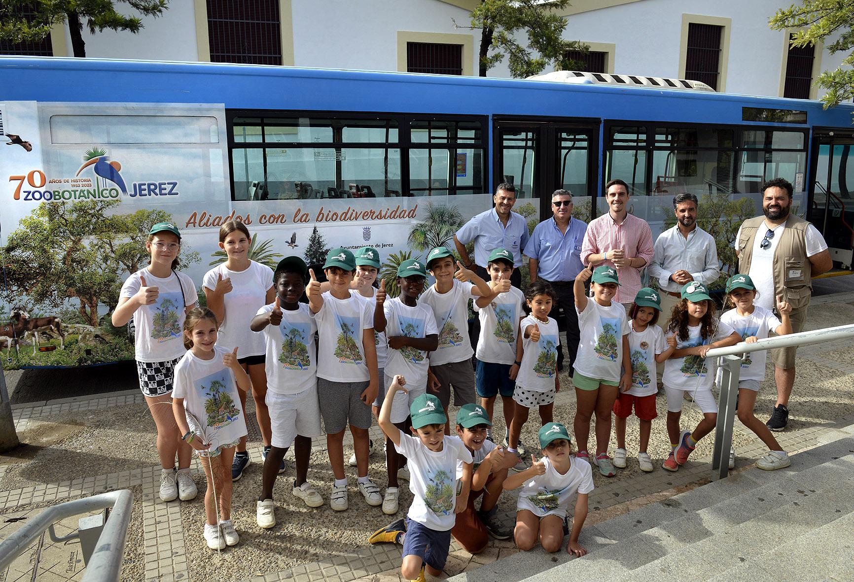 El 70 aniversario del Zoobotánico de Jerez, presente en los autobuses urbanos