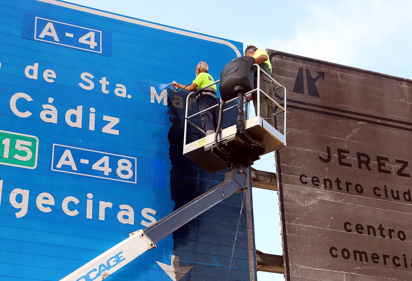 El Ayuntamiento avanza en la limpieza de los paneles de señalización y de dirección de las entradas a Jerez por la Zona Sur
