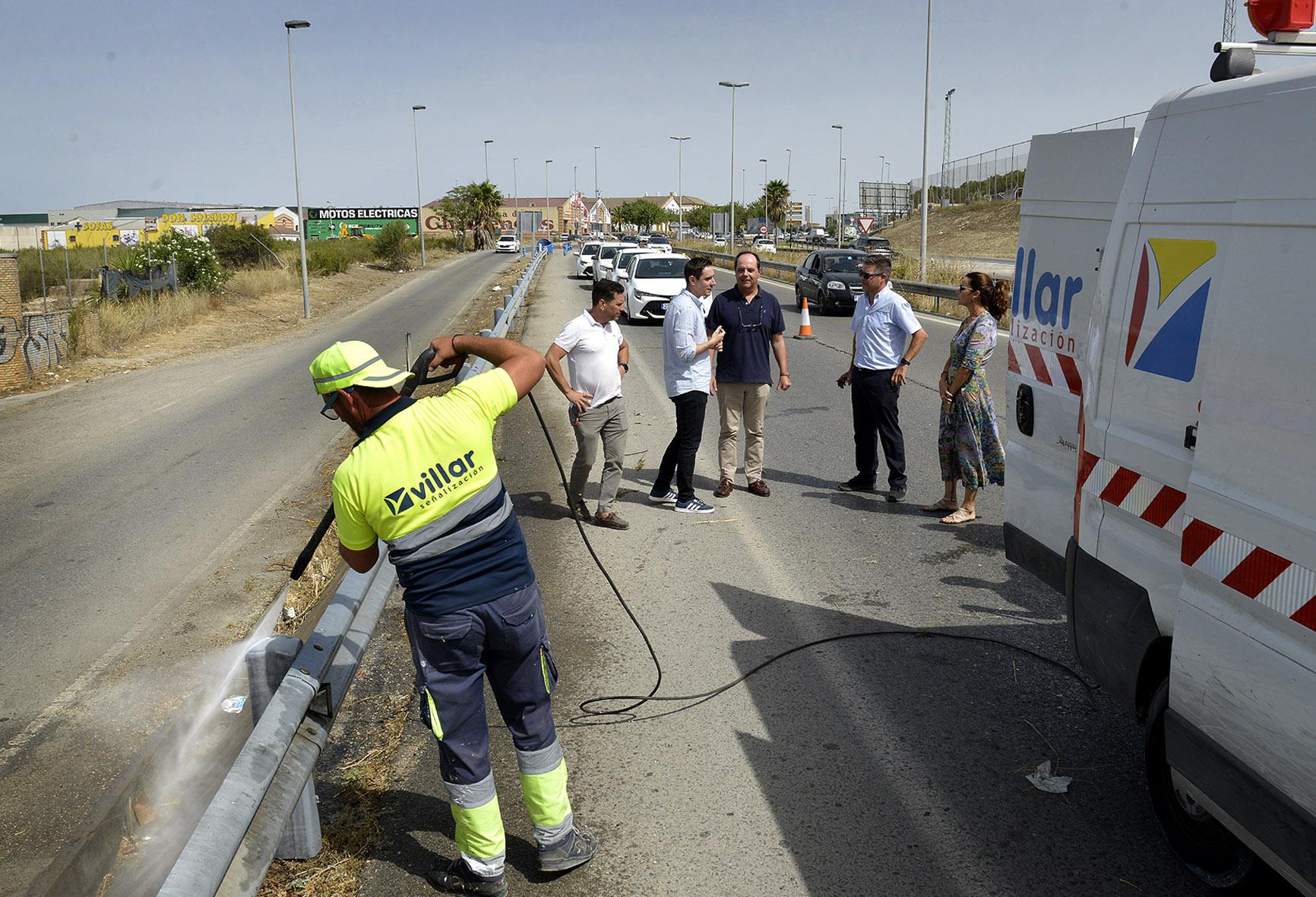 El Ayuntamiento de Jerez actúa en la limpieza de la señalización en la entrada a Jerez desde El Puerto y Sanlúcar