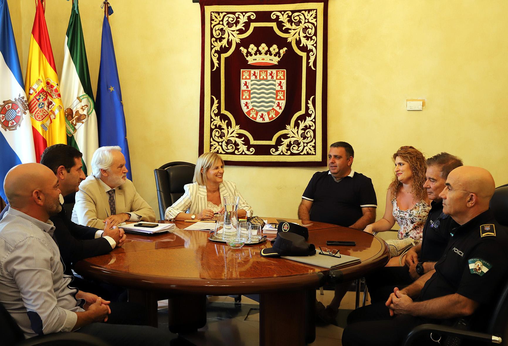 La alcaldesa de Jerez felicita al vecino de Torrecera que facilitó la labores de extinción de un fuego declarado en esta ELA