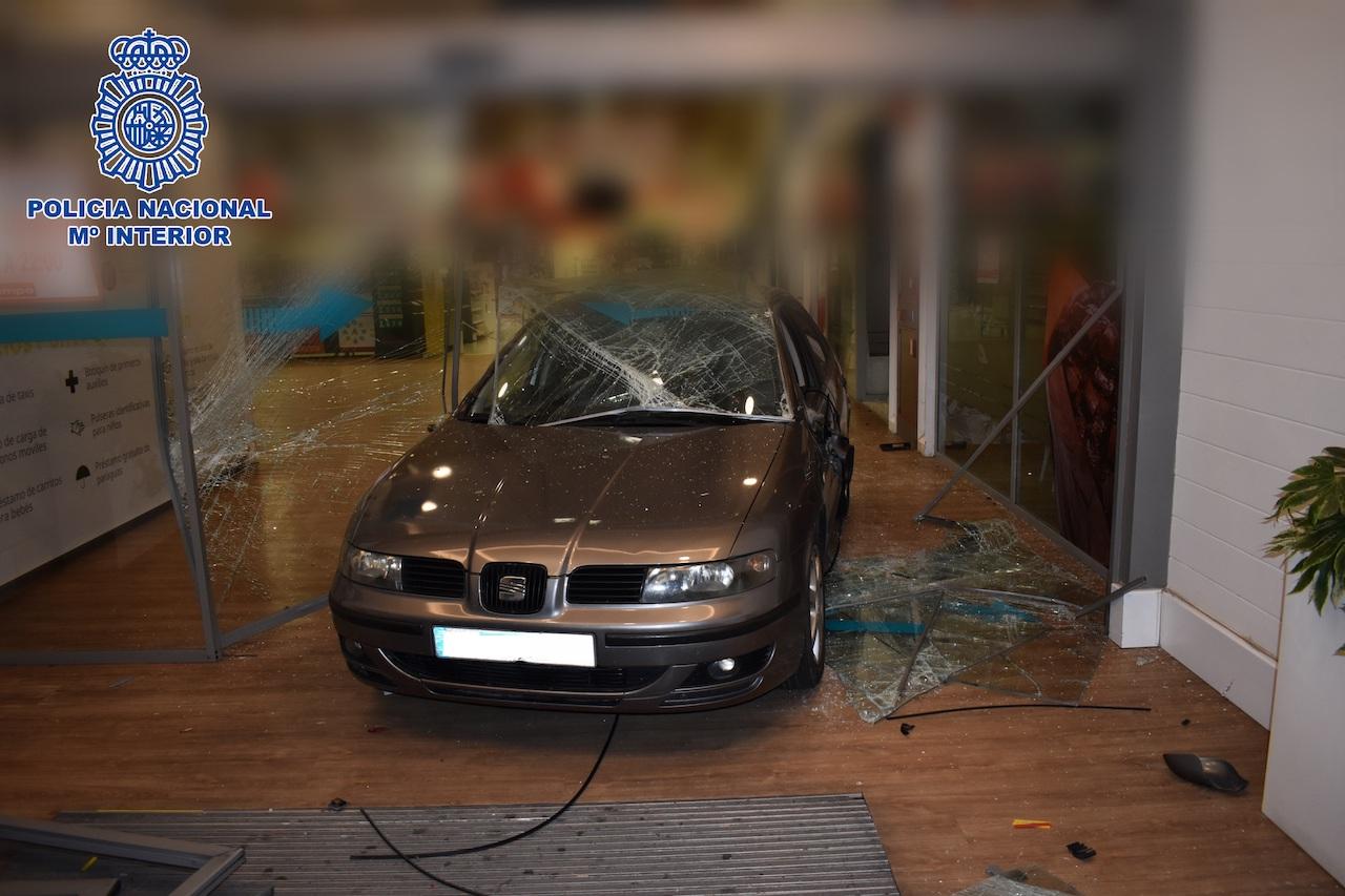 A prisión un ladrón por arramblar las puertas del Alcampo de Jerez con un coche y robar aparatos tecnológicos