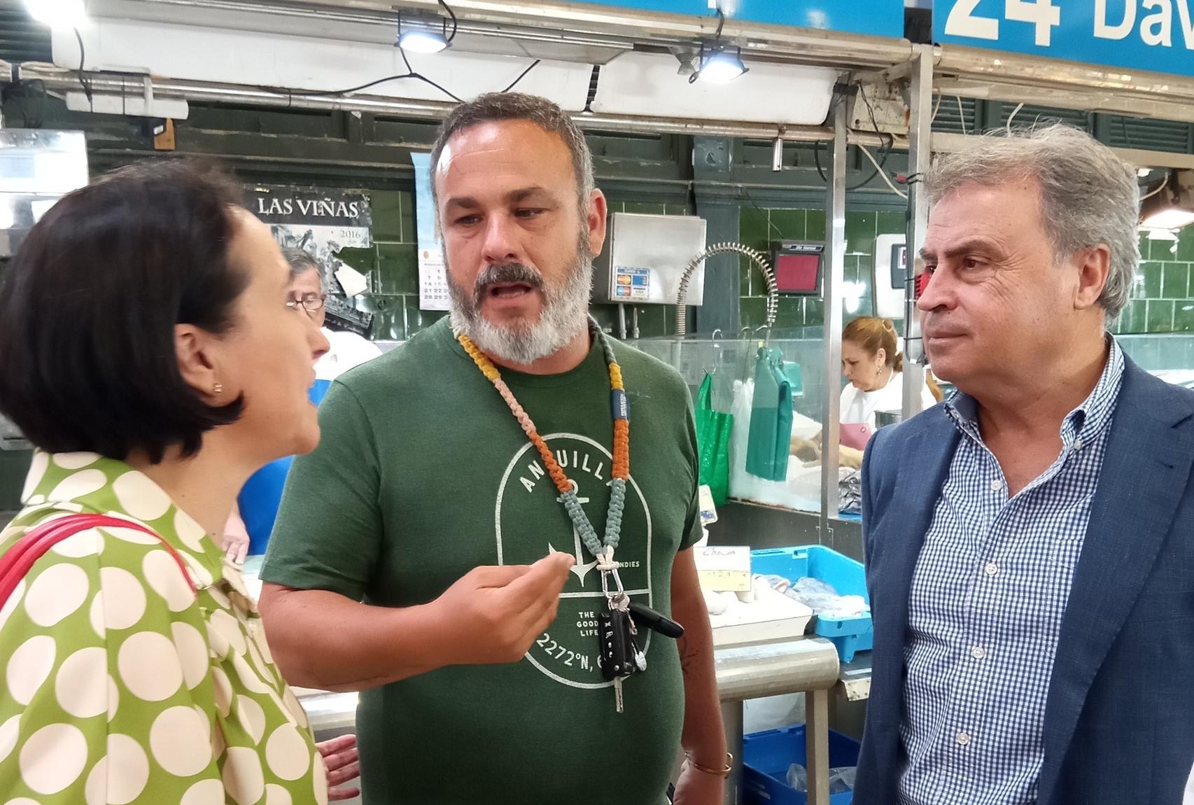 El prestigioso chef Ángel León graba en el Mercado Central de Abastos de Jerez para una serie gastronómica internacional