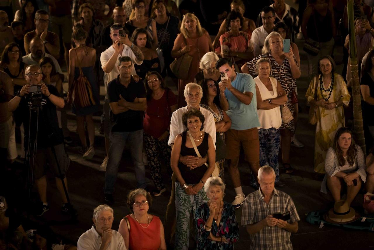 Los cantaores Juan Villar, Paco Reyes y Selu del Puerto, sobre un balcón en la Plaza de La Merced de Cádiz