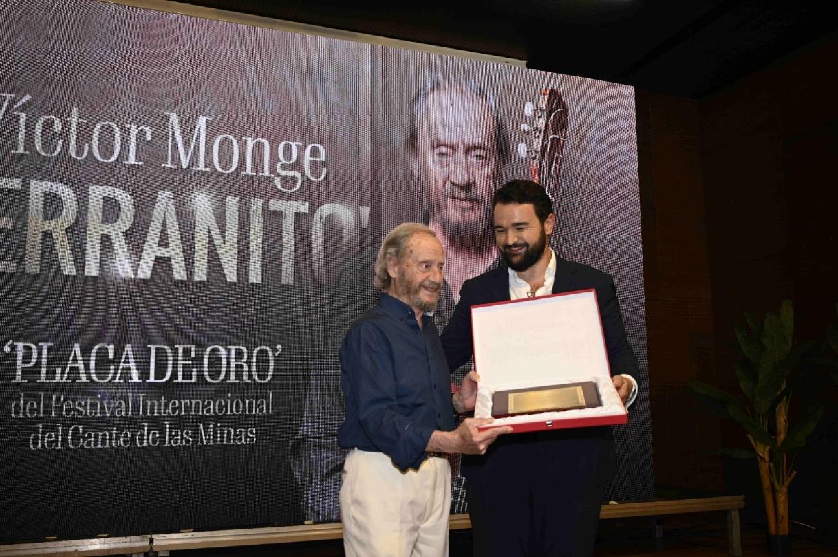 Serranito recibe emocionado la Placa de Oro de Las Minas por toda una vida dedicada a la guitarra flamenca