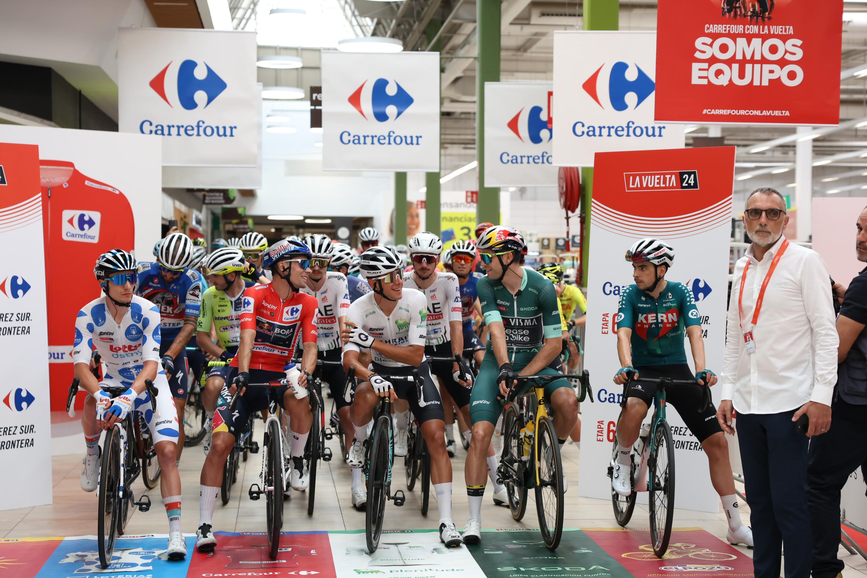 La sexta etapa de la Vuelta Ciclista a España llena las calles de Jerez de miles de personas