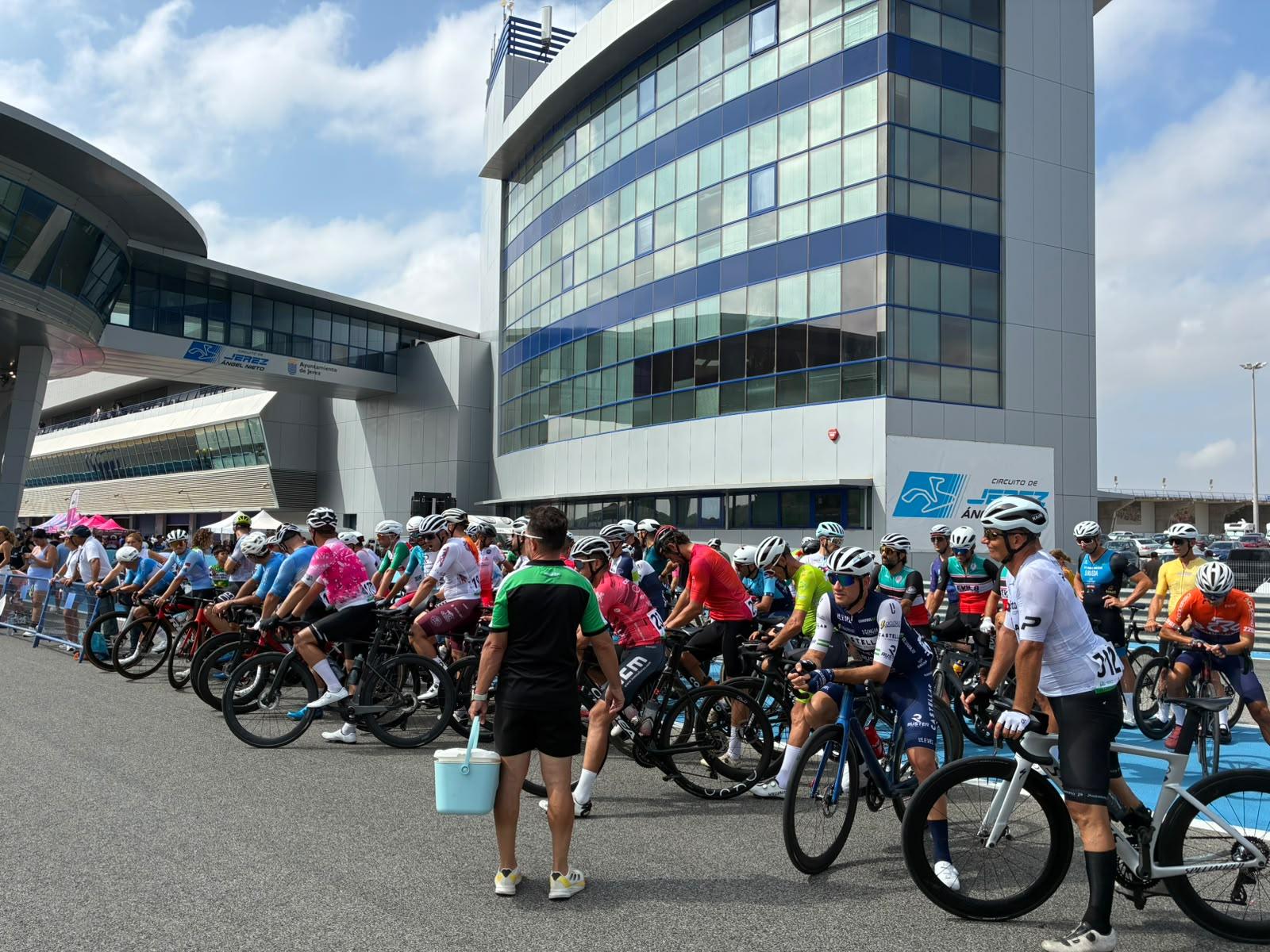 Gran éxito de participación en la carrera ciclista que acogió el Circuito de Jerez Ángel Nieto