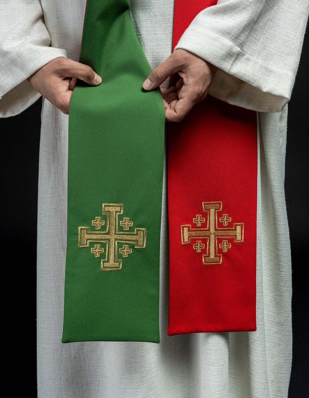 De la Estola Diaconal a la Sacerdotal: Diferencias y Especificidad de Uso