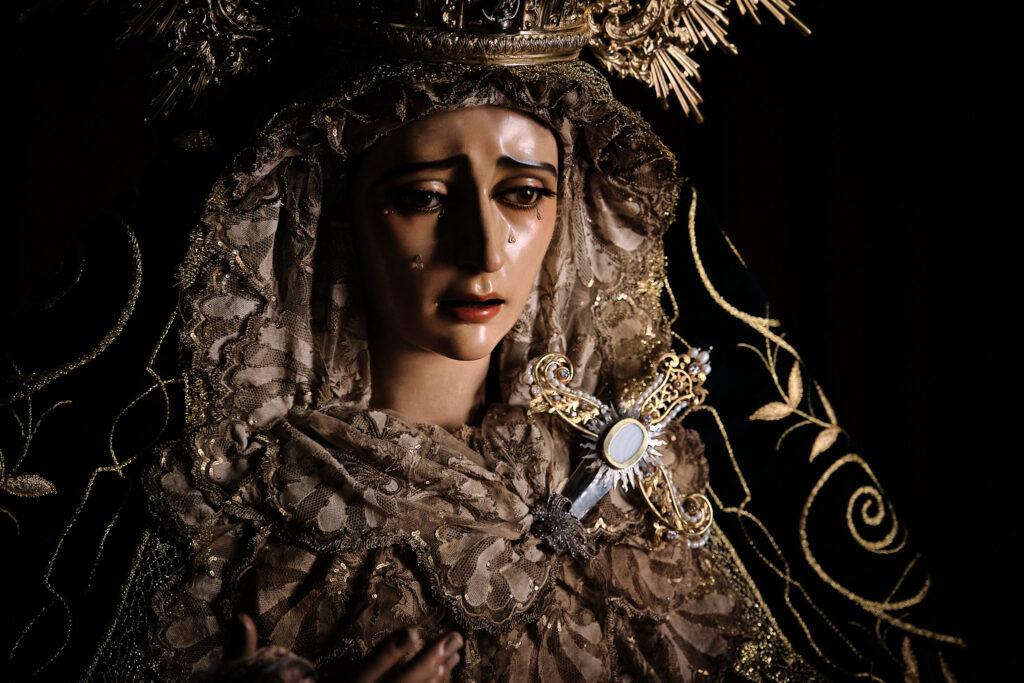 Labores de conservación sobre la Virgen de la O