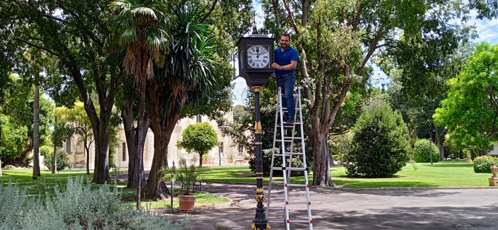 Jerez recupera un "enigmático" reloj victoriano del siglo XIX para los jardines de La Ataya