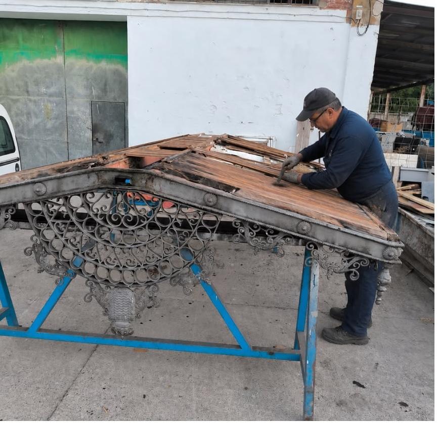 La Plaza Esteve de Jerez recuperará las antiguas marquesinas de forja en la parada de autobuses