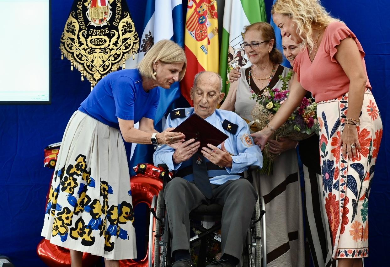 Homenaje al bombero jubilado Pedro Serrano