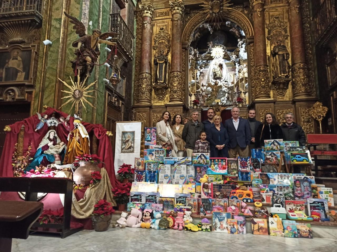 Juguetes ante la Virgen del Carmen