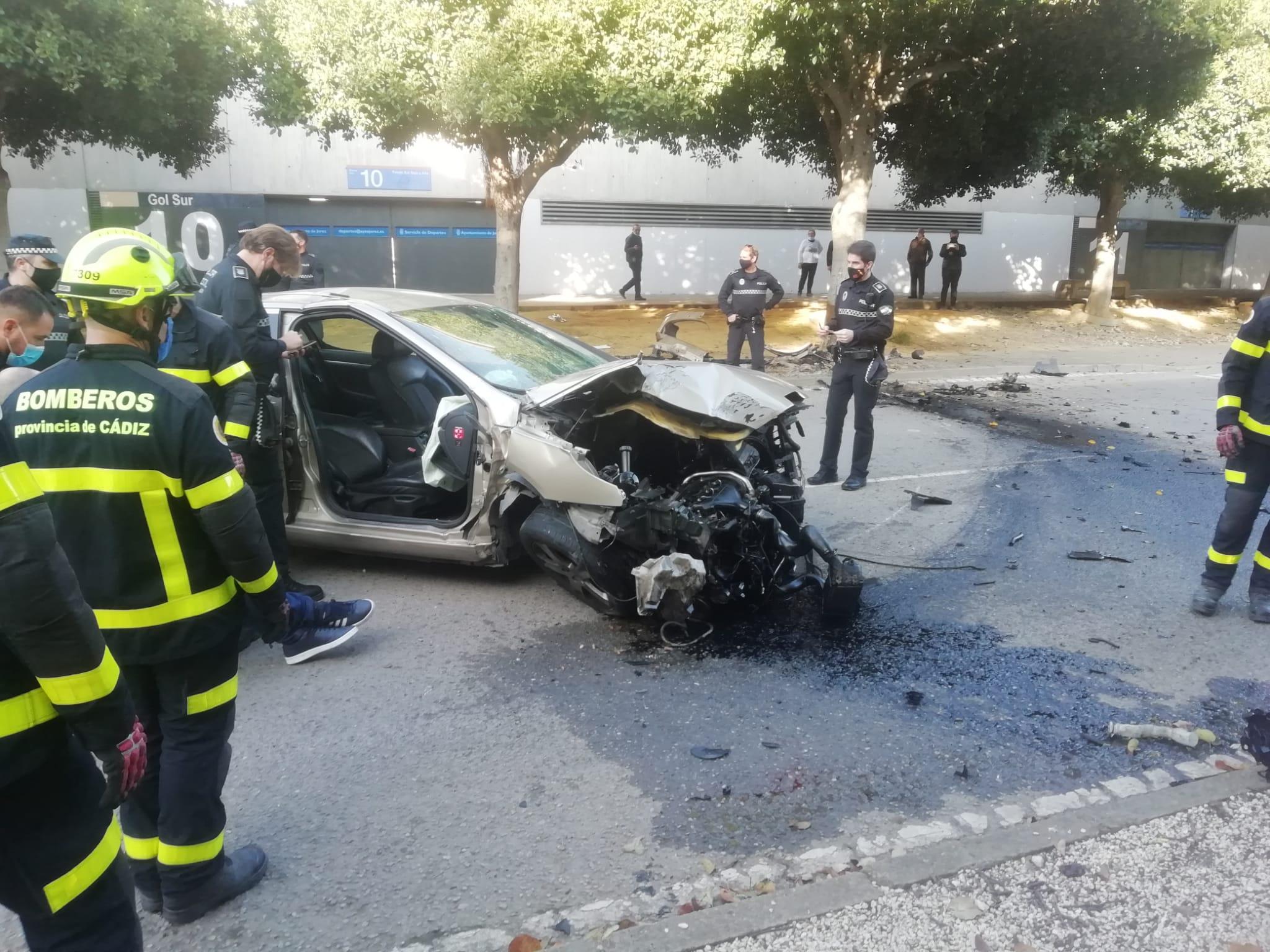 Impacta contra un árbol un coche con tres ocupantes junto al Estadio de Chapín