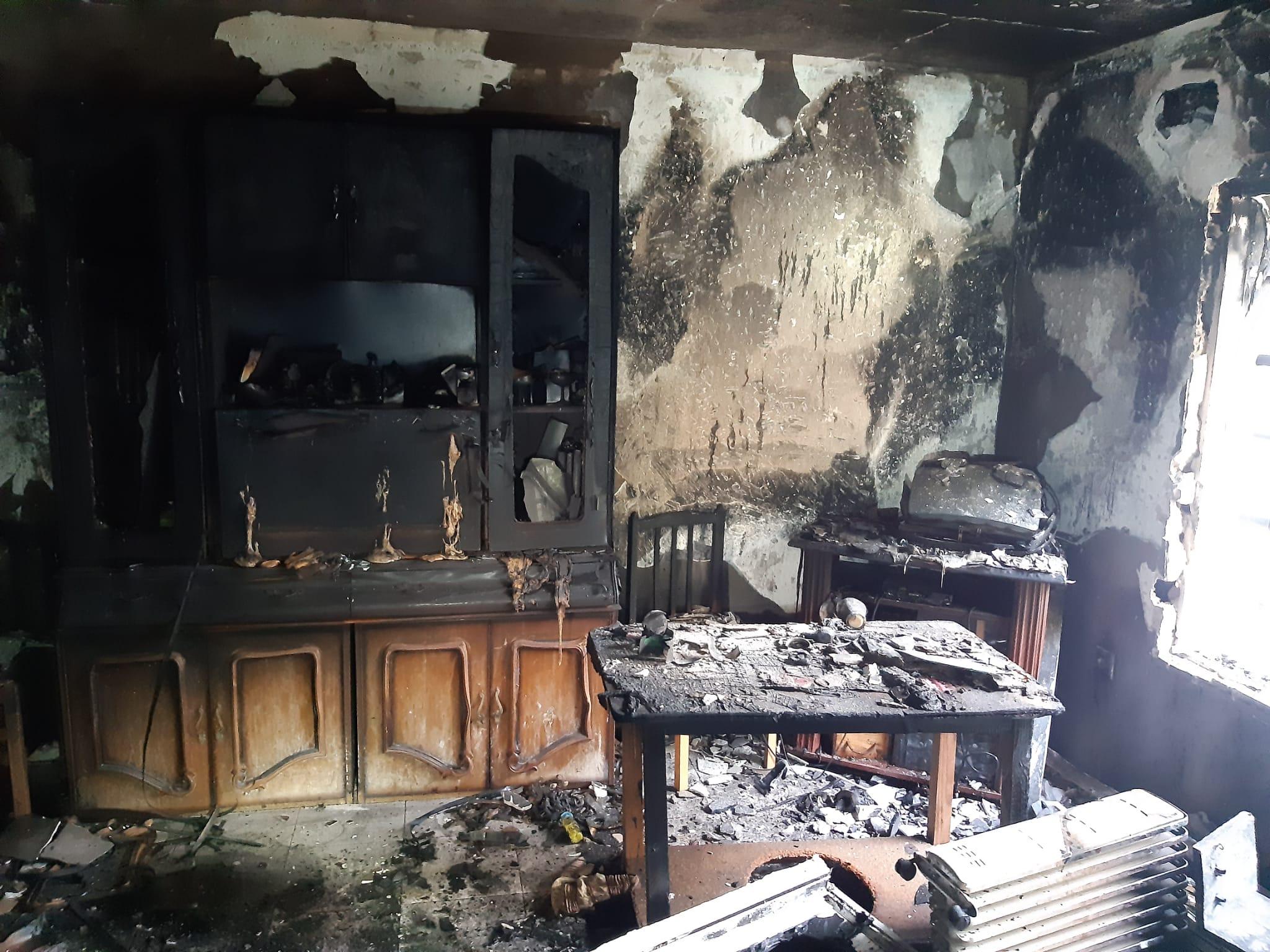 El fuego calcina una vivienda en el Polígono San Benito