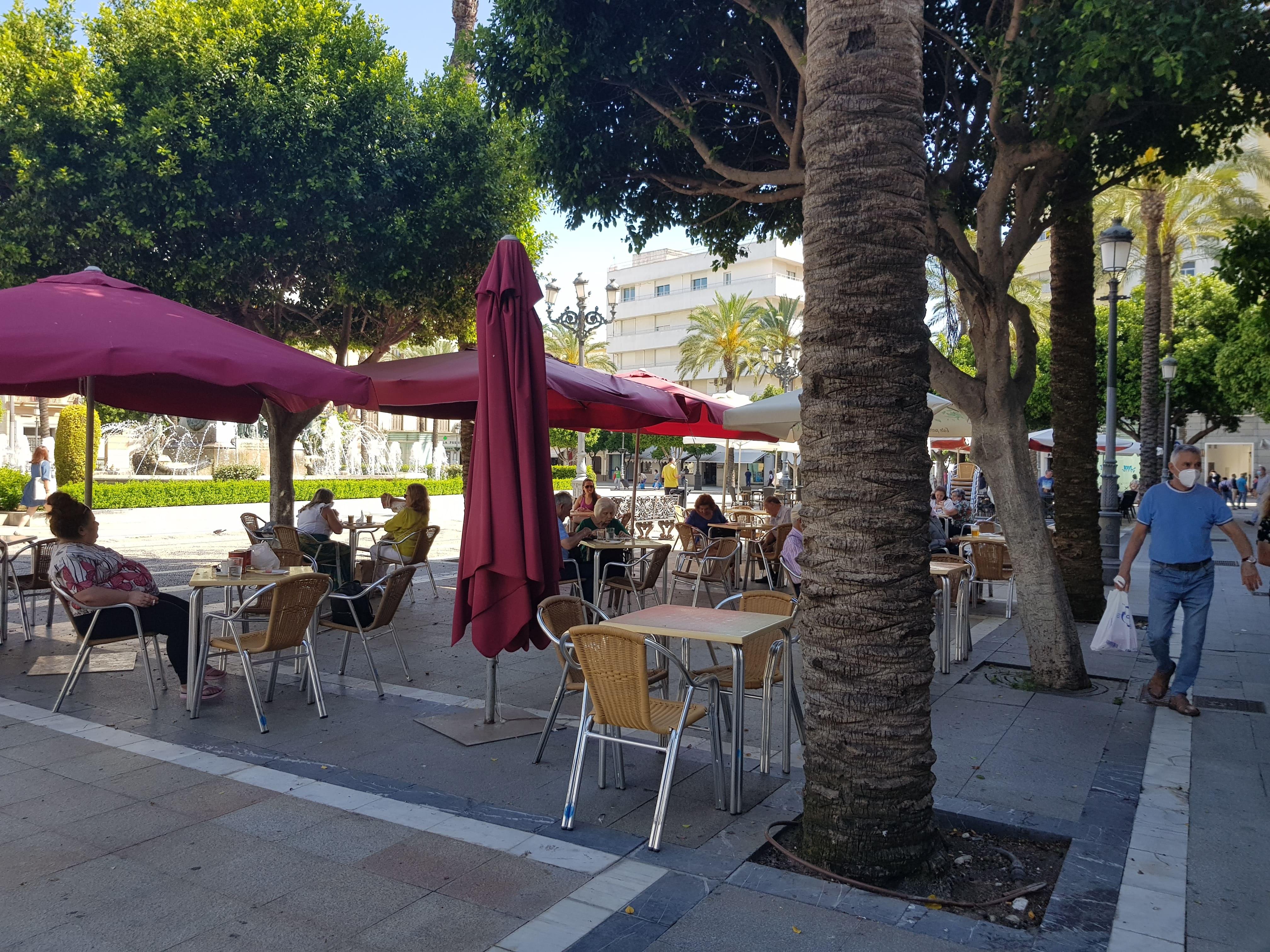 Las cafeterías podrán abrir entre las 18 y las 20 horas sin dispensar bebidas alcohólicas